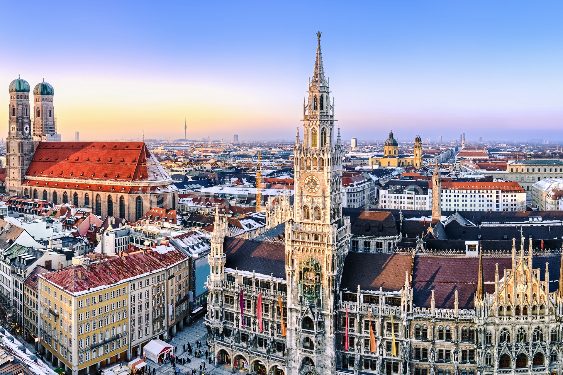 Blick über die Münchner Altstadt mit Frauenkirche und Rathaus